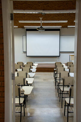 Espaço cultural e central de salas de aula