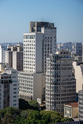 Visão do Prédio da Reitoria na Praça da República